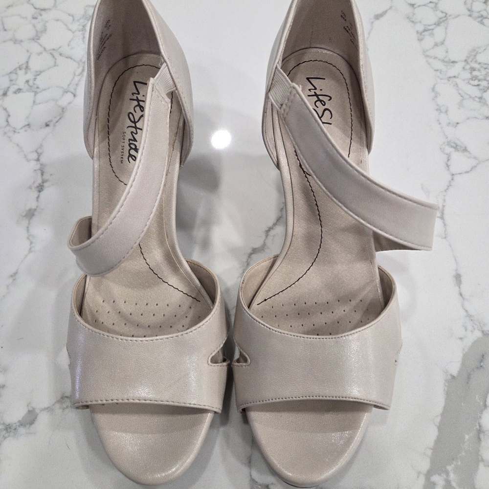 Life Stride Women's Elegant Cream Heels